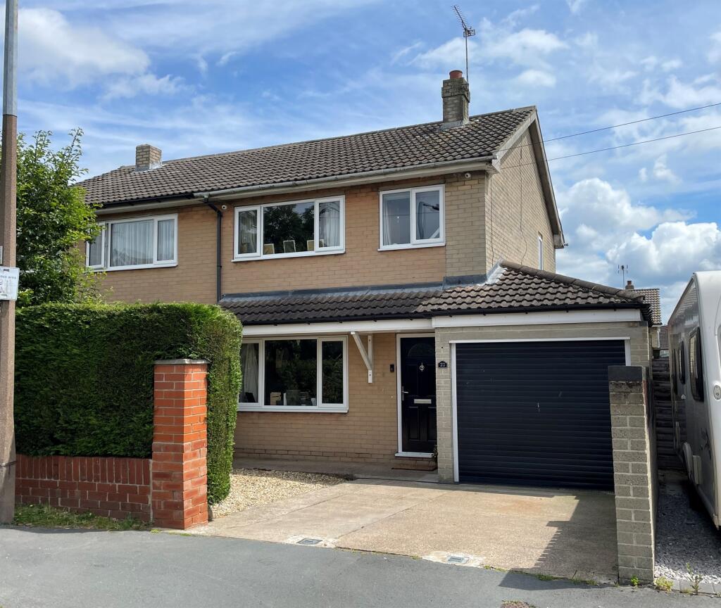 3 bedroom semidetached house for sale in Gresley Avenue, Bawtry