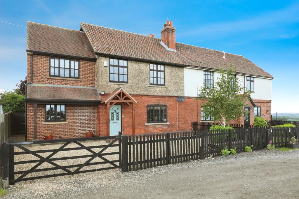 4 bedroom semidetached house for sale in Gainsborough Road, Gringley