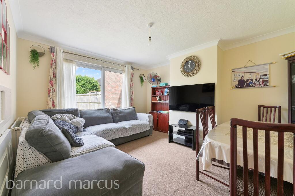 3 bedroom semidetached house for sale in Chase End, Epsom, KT19