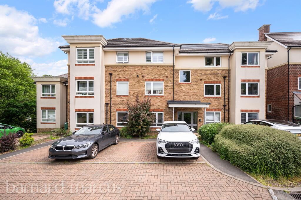 2 bedroom ground floor flat for sale in Dalmeny Way, Epsom, KT18