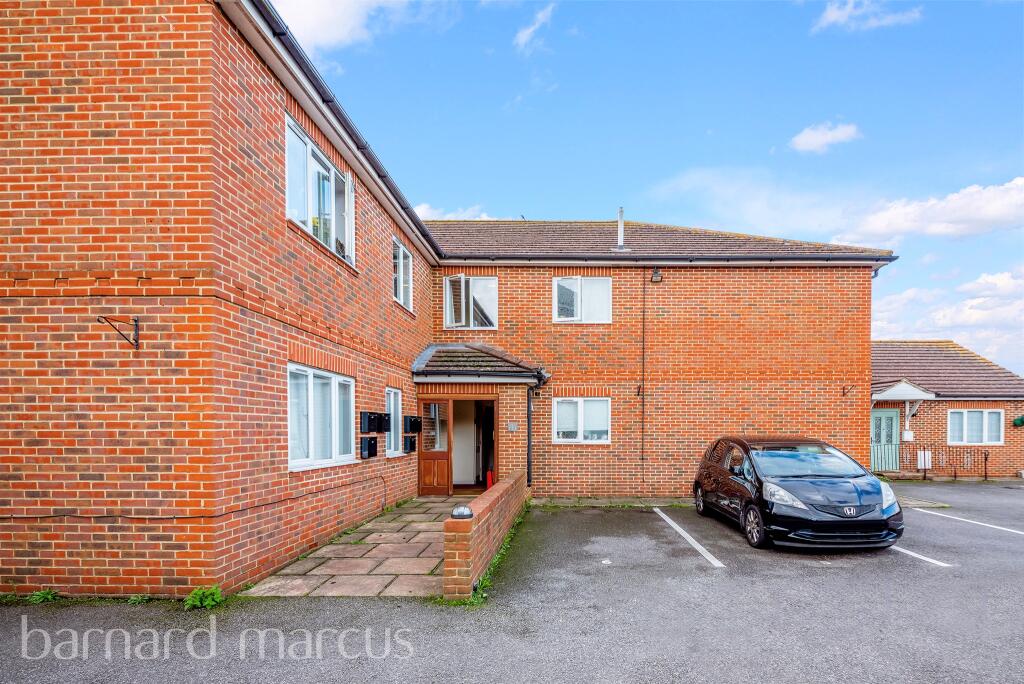 2 bedroom flat for sale in The Crescent, Harlington, Hayes, UB3