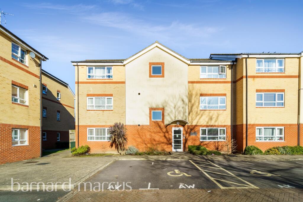 2 bedroom flat for sale in Chertsey Road, Feltham, TW13