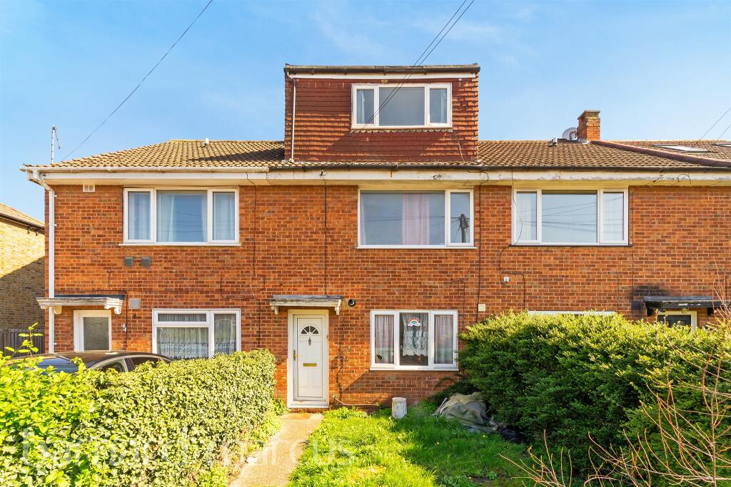 3 bedroom terraced house for sale in Fruen Road, Feltham, TW14