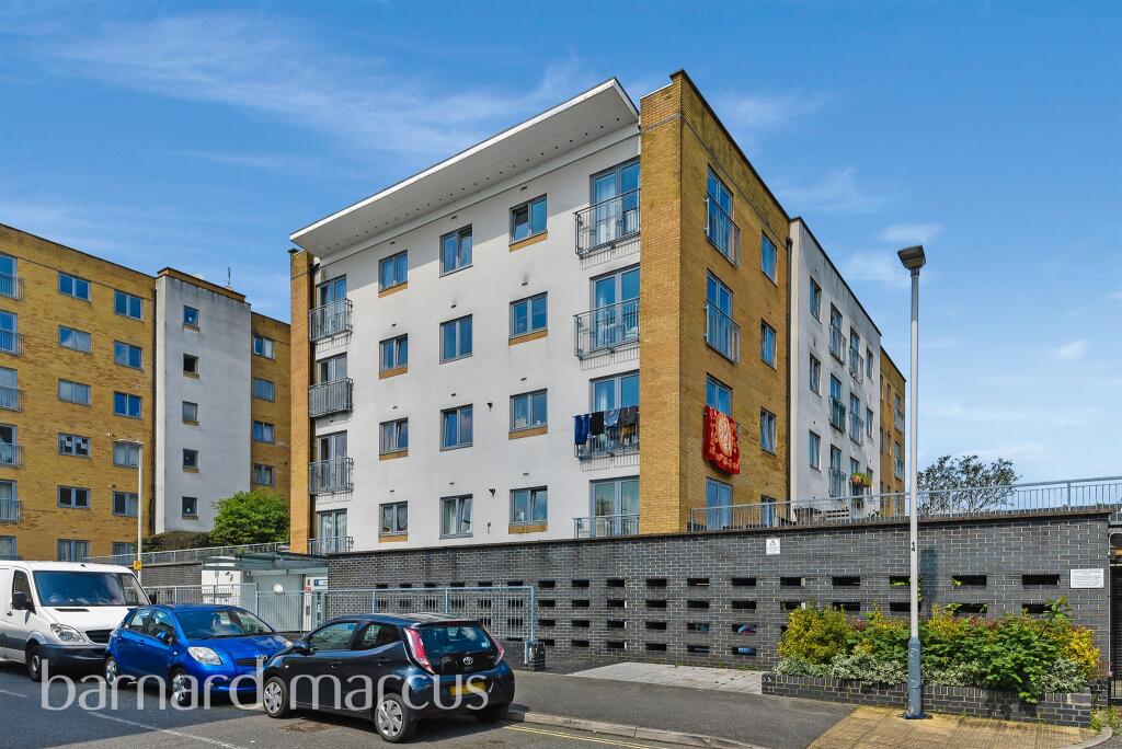 2 bedroom flat for sale in Waxlow Way, Northolt, UB5