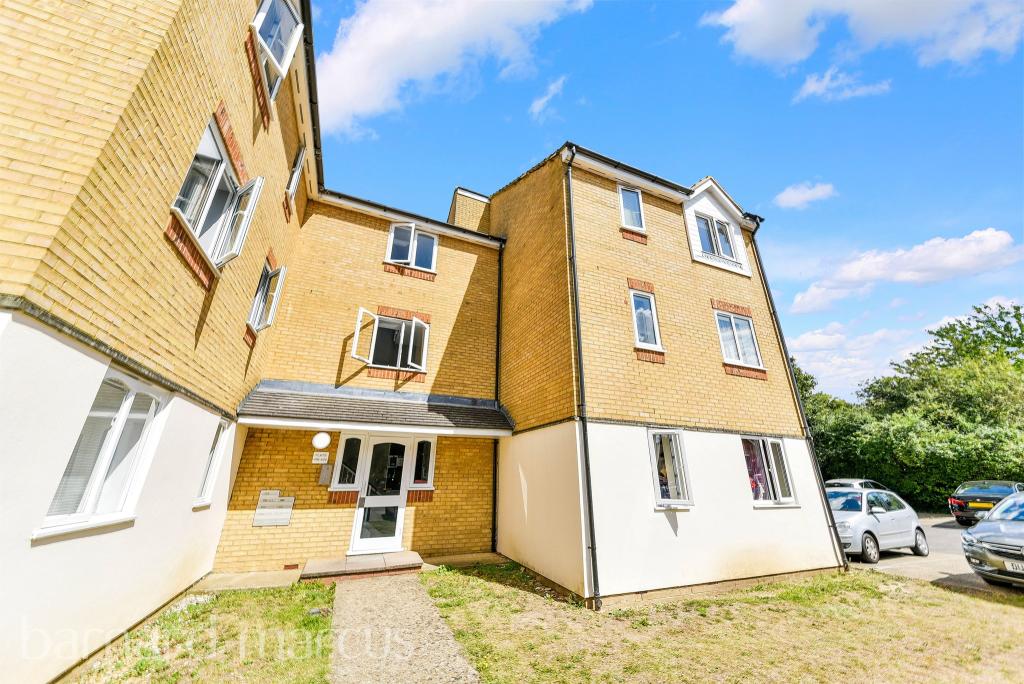 2 bedroom flat for sale in Redford Close, Feltham, TW13