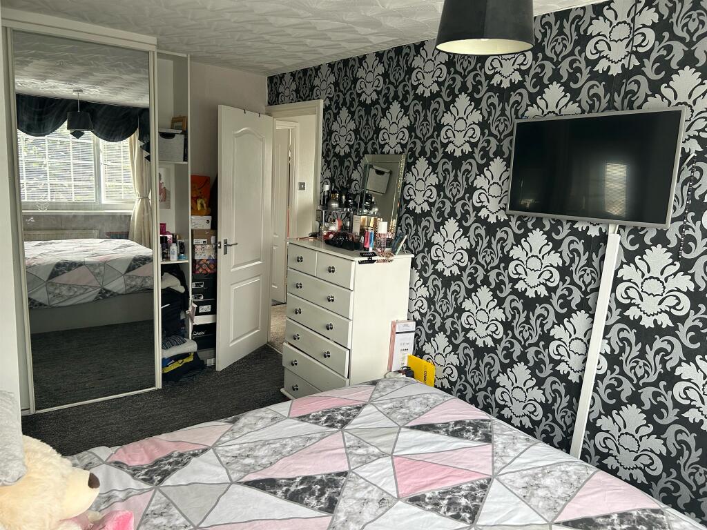 Additional property image - Crescent Walk, Clayton, Bradford