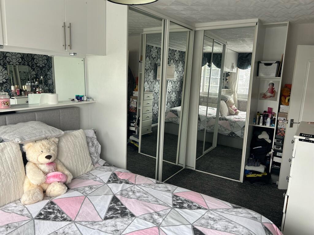 Additional property image - Crescent Walk, Clayton, Bradford