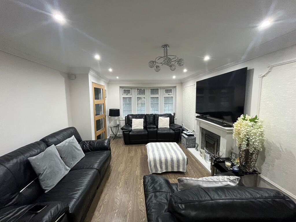 Additional property image - Crescent Walk, Clayton, Bradford