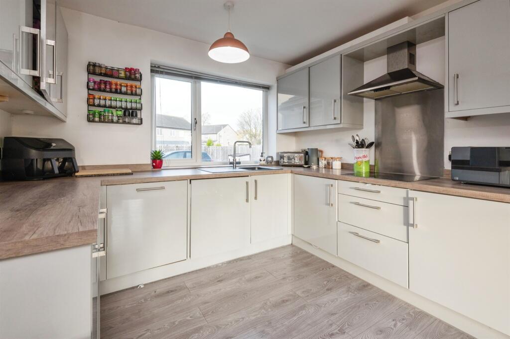 Additional property image - Delf Hill Close, Low Moor, Bradford