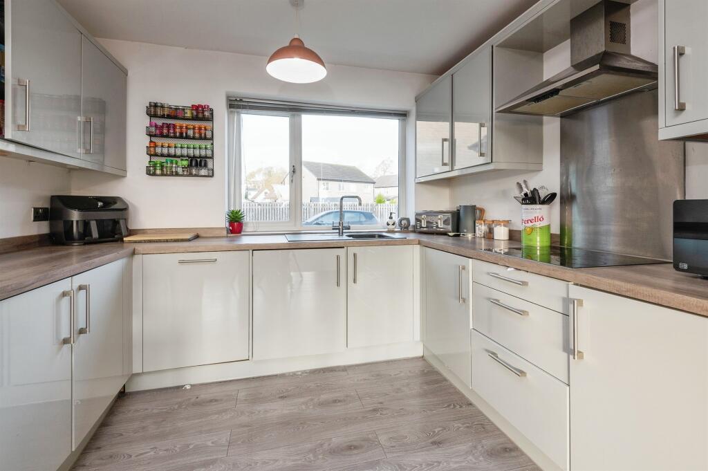 Additional property image - Delf Hill Close, Low Moor, Bradford