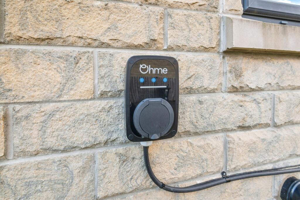 Additional property image - Delf Hill Close, Low Moor, Bradford