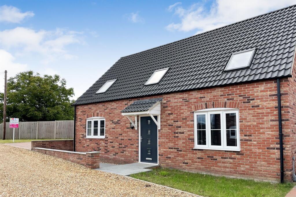 3 bedroom detached house for sale in Nightingale Lane, Feltwell