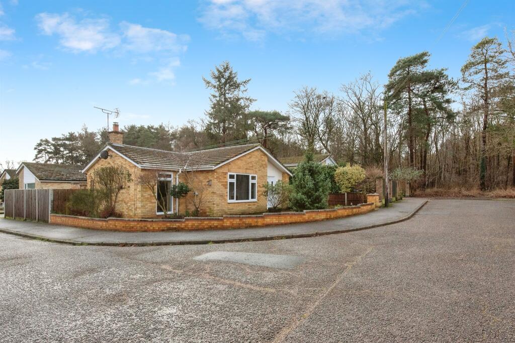 3 bedroom detached bungalow for sale in Oaklands Drive, Brandon, IP27