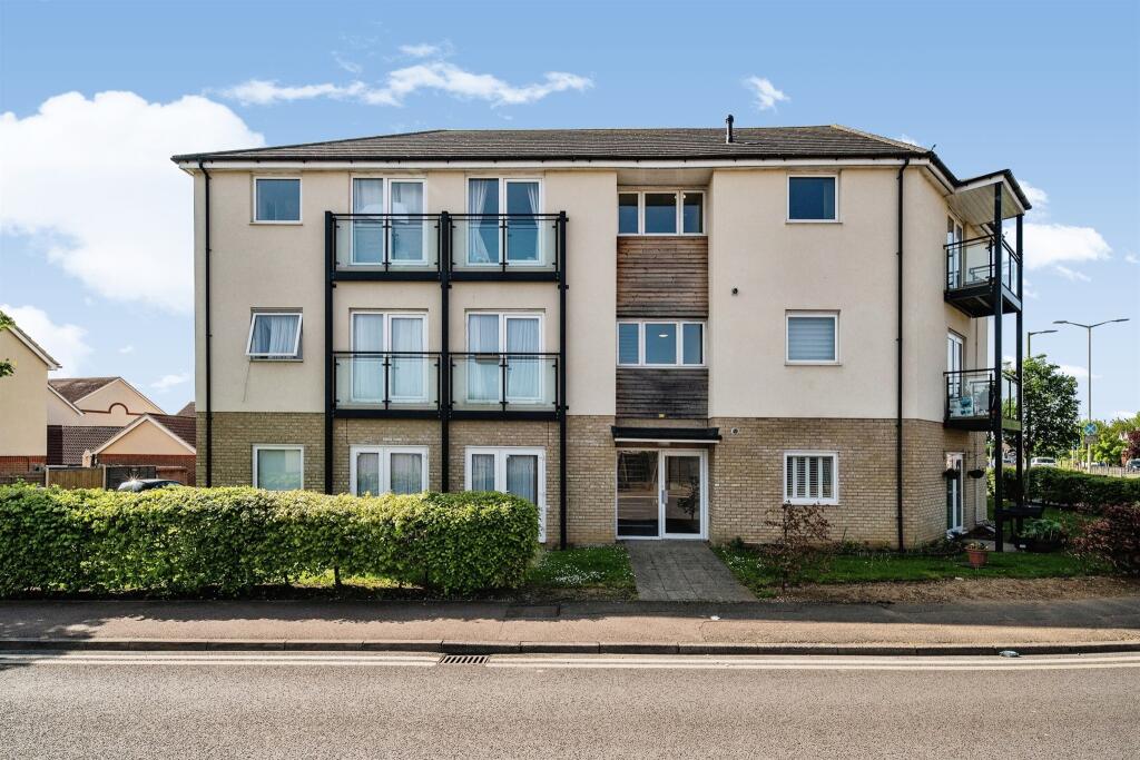2 bedroom flat for sale in The Cedars, Broxbourne, EN10