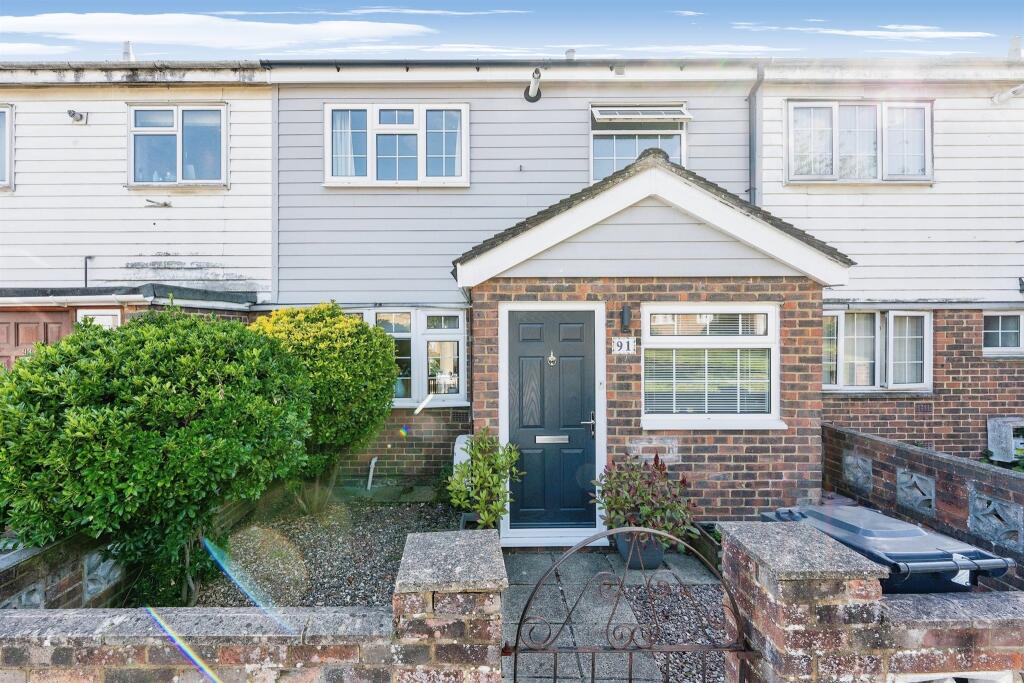 3 bedroom terraced house for sale in Silverfield, Broxbourne, EN10