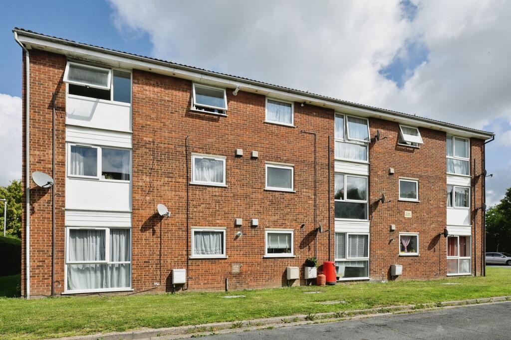 2 bedroom flat for sale in Clyfton Close, Broxbourne, EN10