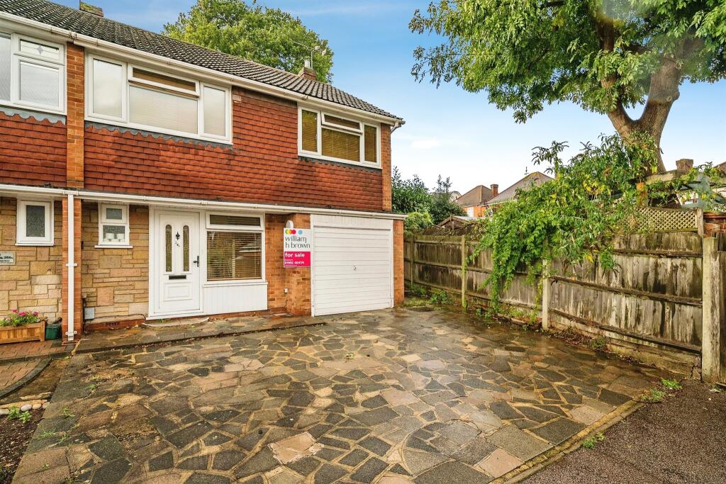 3 bedroom end of terrace house for sale in High Road, Broxbourne, EN10