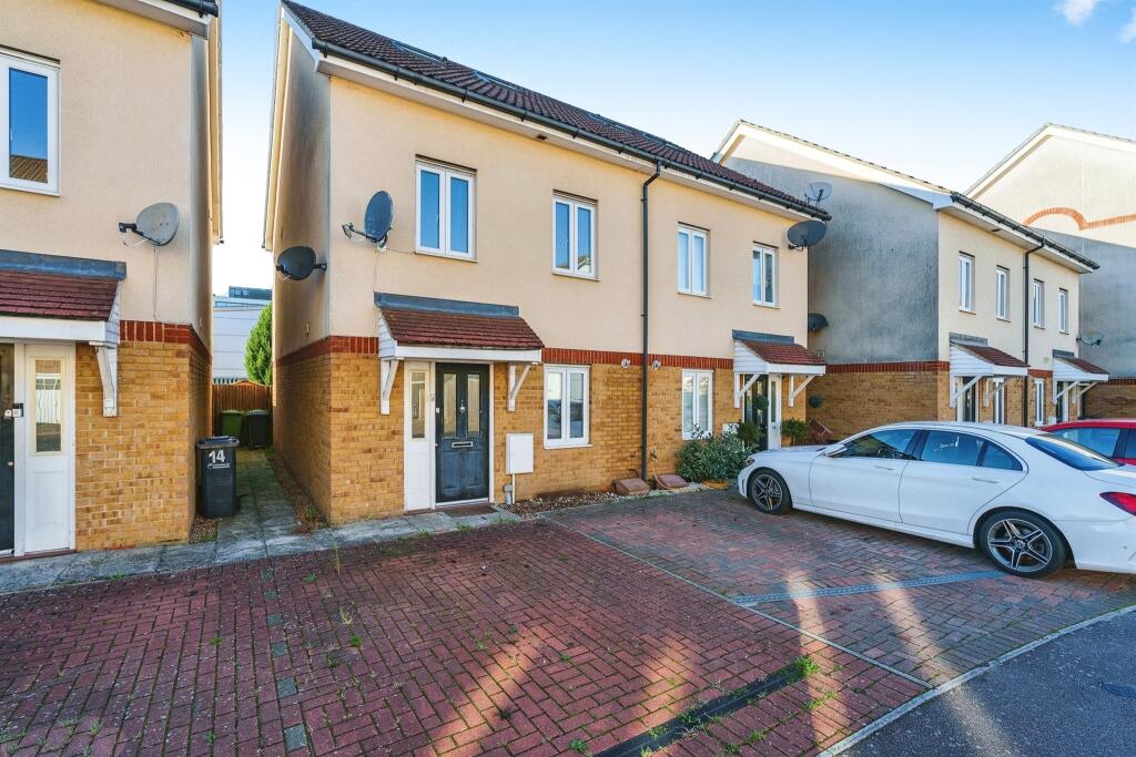 4 bedroom semidetached house for sale in Robinia Road, Broxbourne, EN10