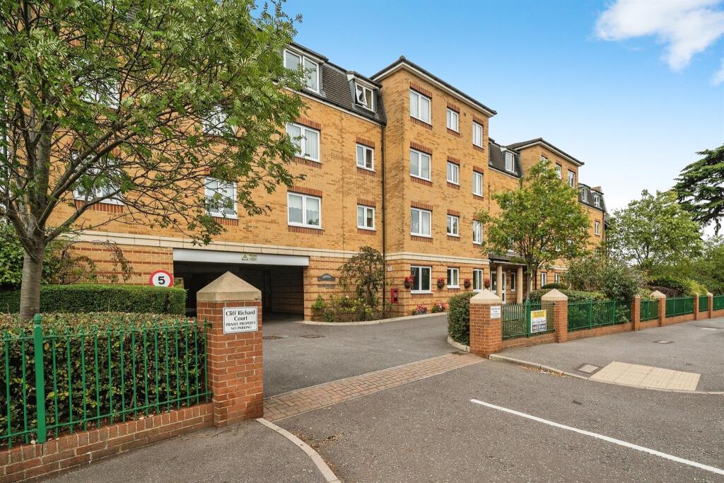 1 bedroom flat for sale in High Street, Cheshunt, Waltham Cross, EN8