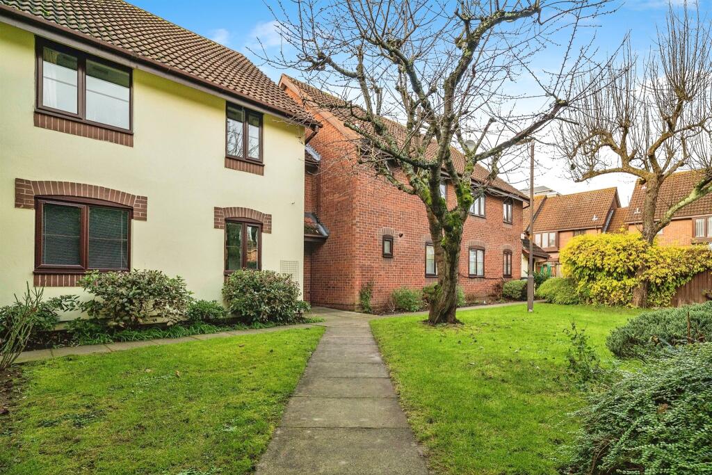 2 bedroom ground floor flat for sale in High Road, Broxbourne, EN10