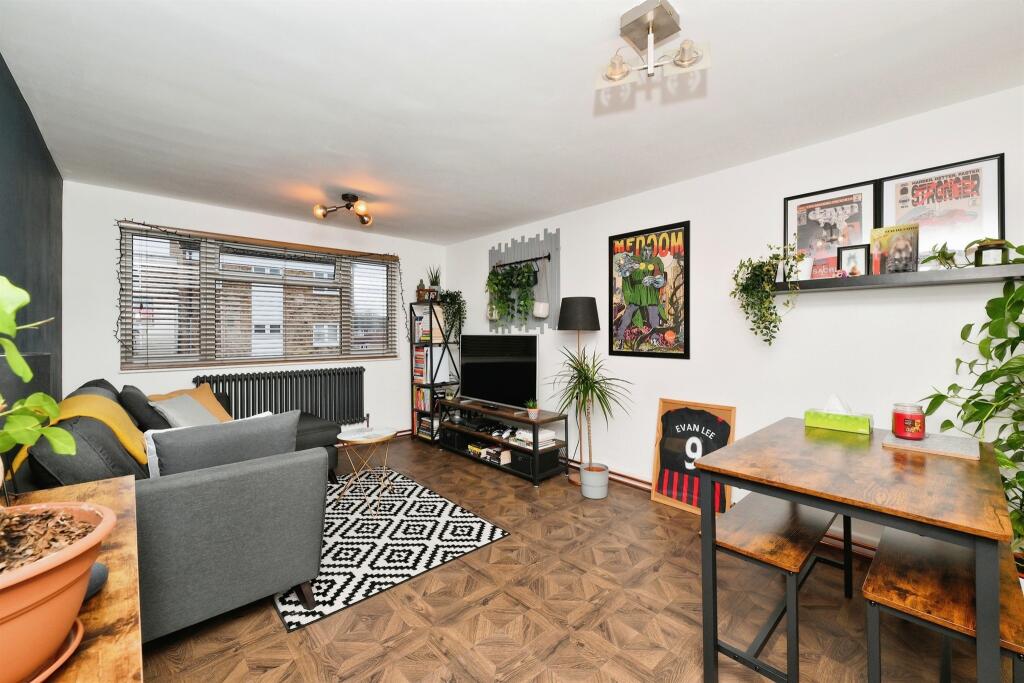 2 bedroom flat for sale in Slipe Lane, Broxbourne, EN10