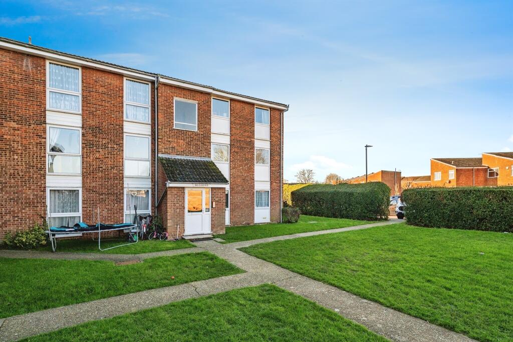 2 bedroom flat for sale in Clyfton Close, Broxbourne, EN10