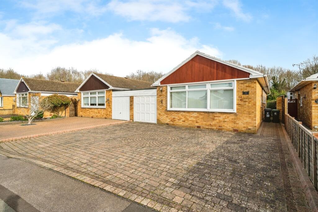 3 bedroom bungalow for sale in Buttondene Crescent, Broxbourne, EN10