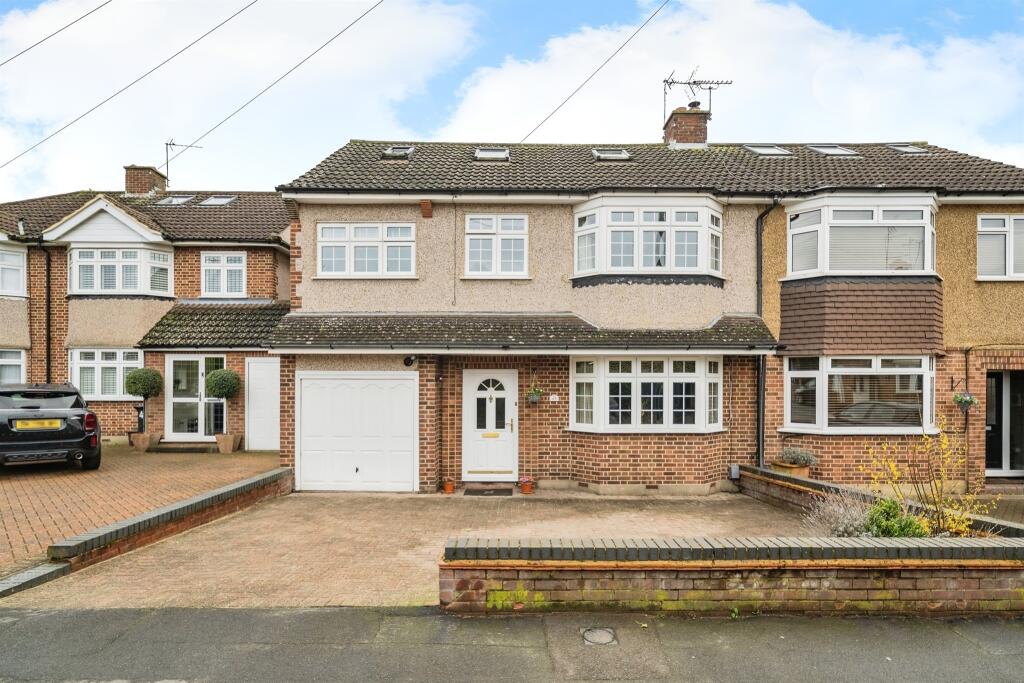 5 bedroom semidetached house for sale in Trafalgar Avenue, Broxbourne