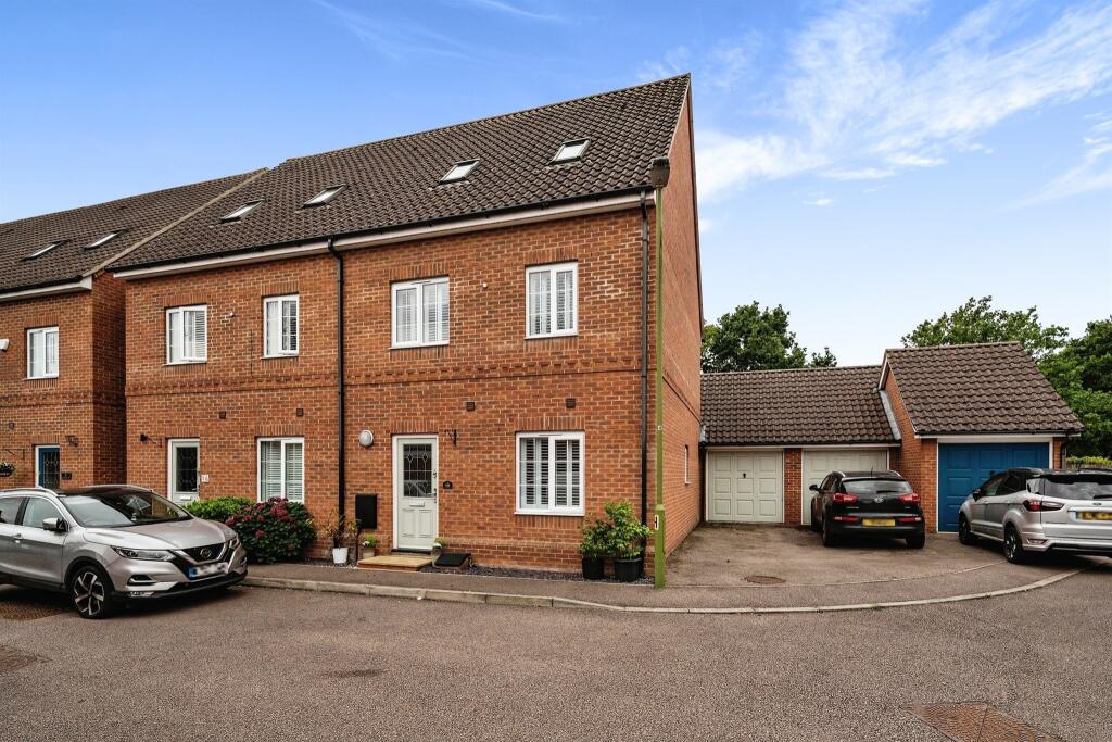 4 bedroom semidetached house for sale in Harmonds Wood Close