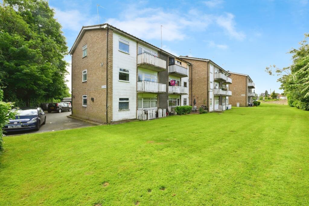 2 bedroom flat for sale in High Road, Broxbourne, EN10