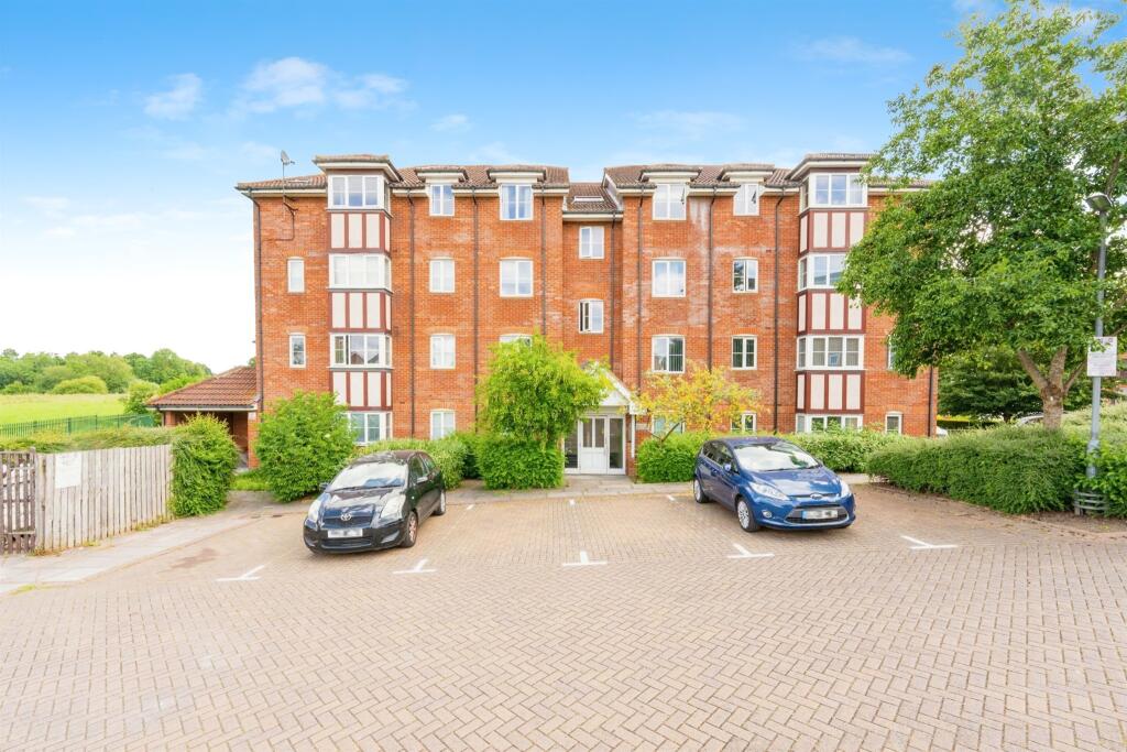 2 bedroom flat for sale in Vancouver Road, Broxbourne, EN10