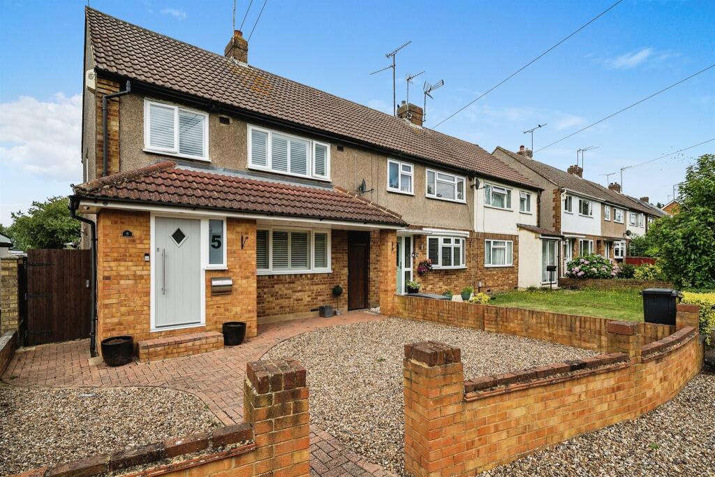 3 bedroom end of terrace house for sale in Langley Green, Nazeing
