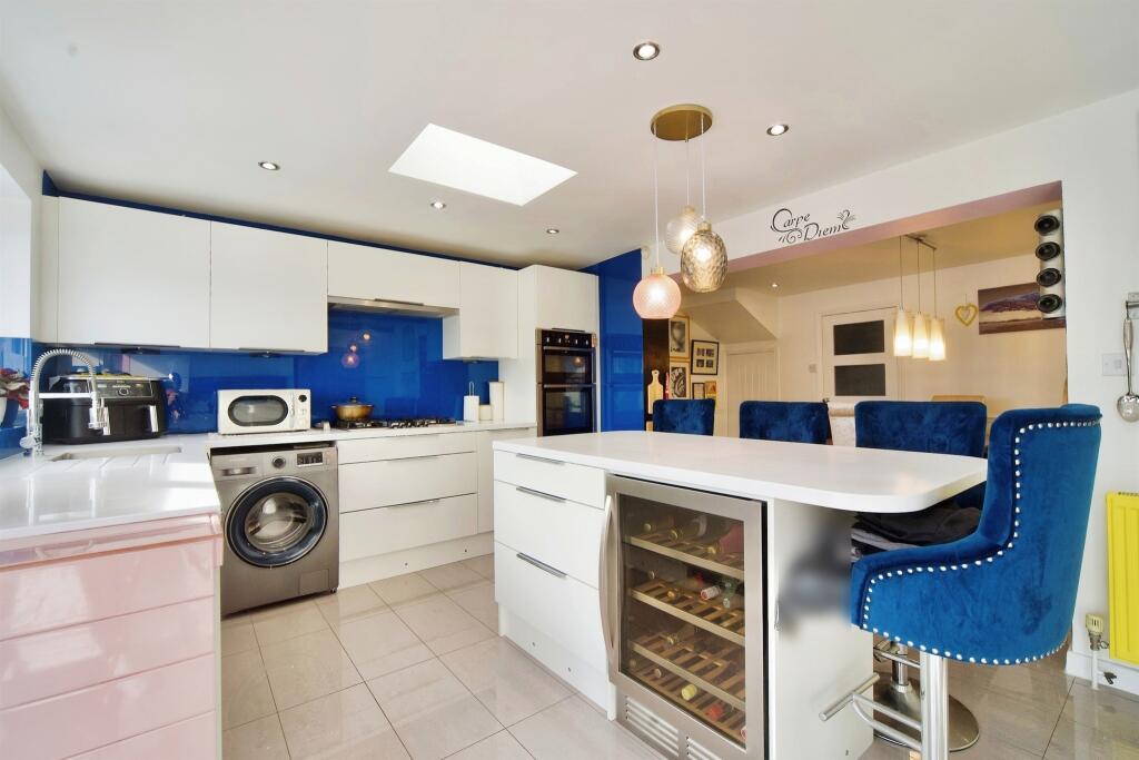 3 bedroom terraced house for sale in High Road, Turnford, Broxbourne, EN10