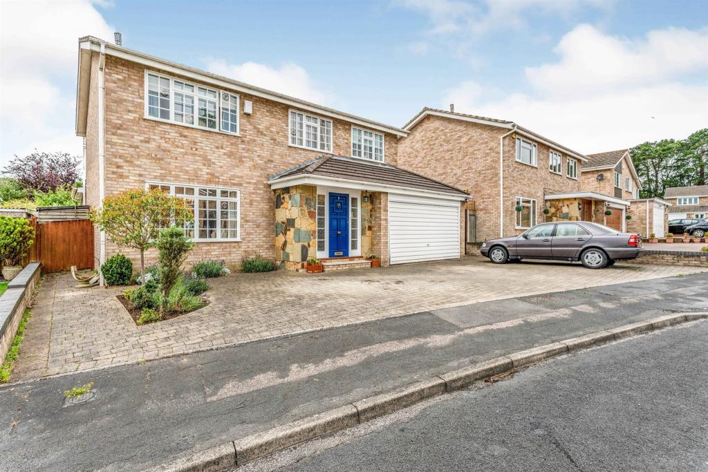 4 bedroom detached house for sale in The Oval, Broxbourne, EN10