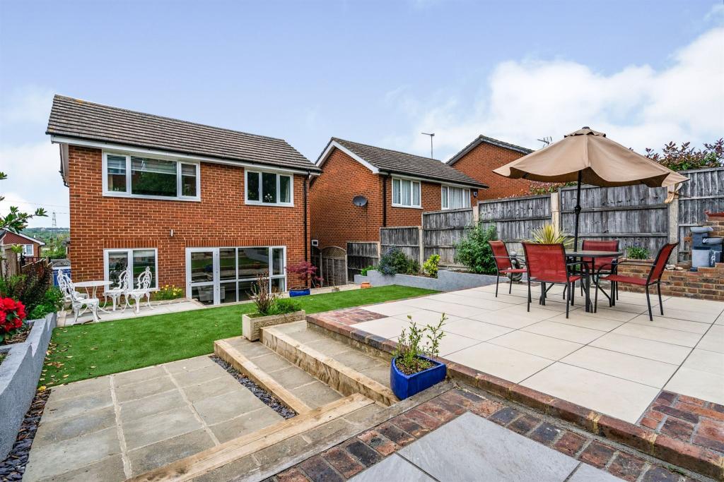 3 bedroom detached house for sale in John Eliot Close, Nazeing, Waltham