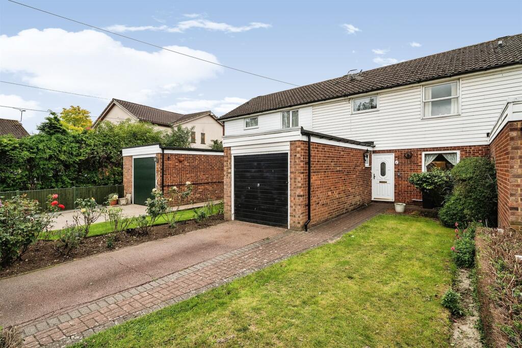 3 bedroom terraced house for sale in Elizabeth Close, Nazeing, Waltham