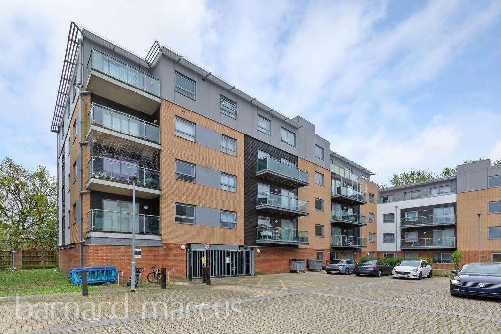 2 bedroom flat for sale in Talbot Close, Mitcham, CR4