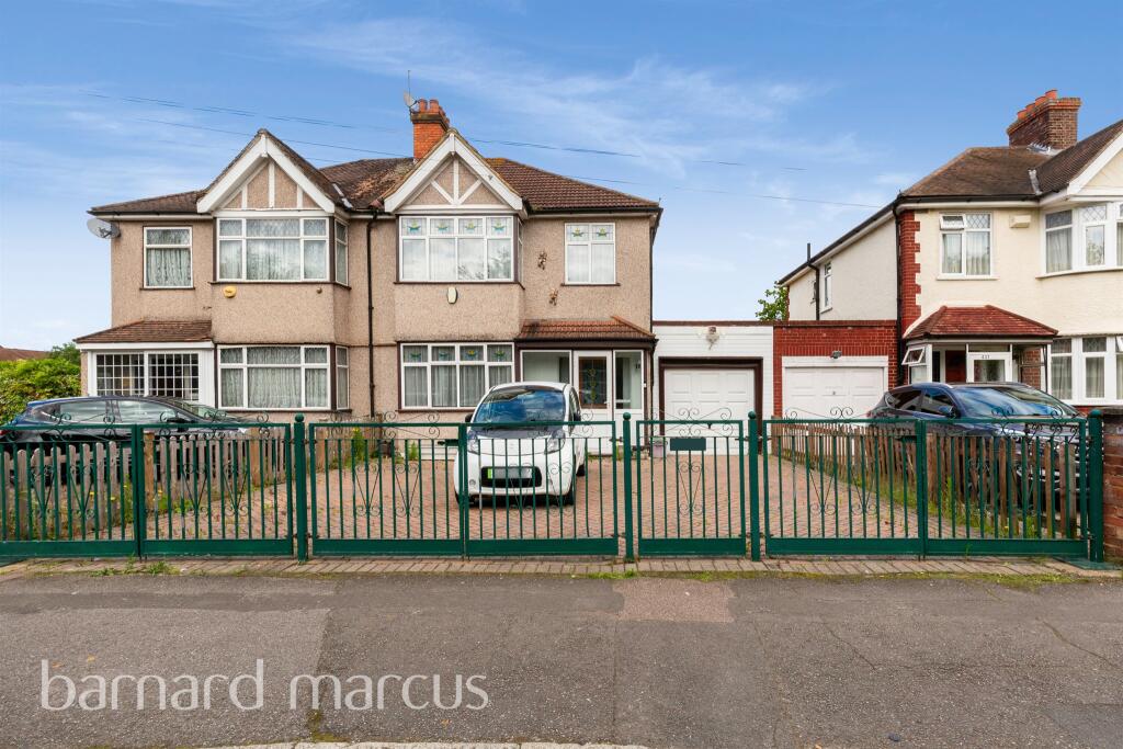 3 bedroom terraced house for sale in Commonside East, Mitcham, CR4
