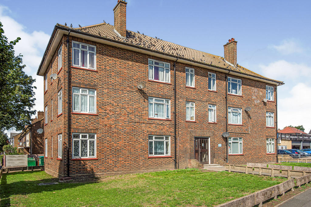 2 bedroom flat for sale in London Road, Mitcham, CR4