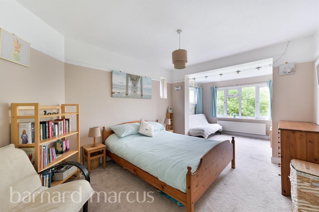 5 bedroom link detached house for sale in Motspur Park, NEW MALDEN, KT3