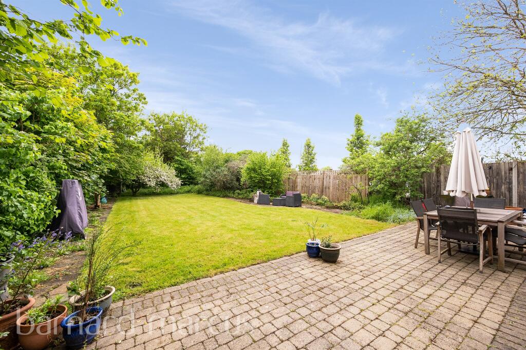 5 bedroom link detached house for sale in Motspur Park, NEW MALDEN, KT3