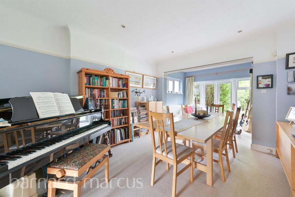 5 bedroom link detached house for sale in Motspur Park, NEW MALDEN, KT3