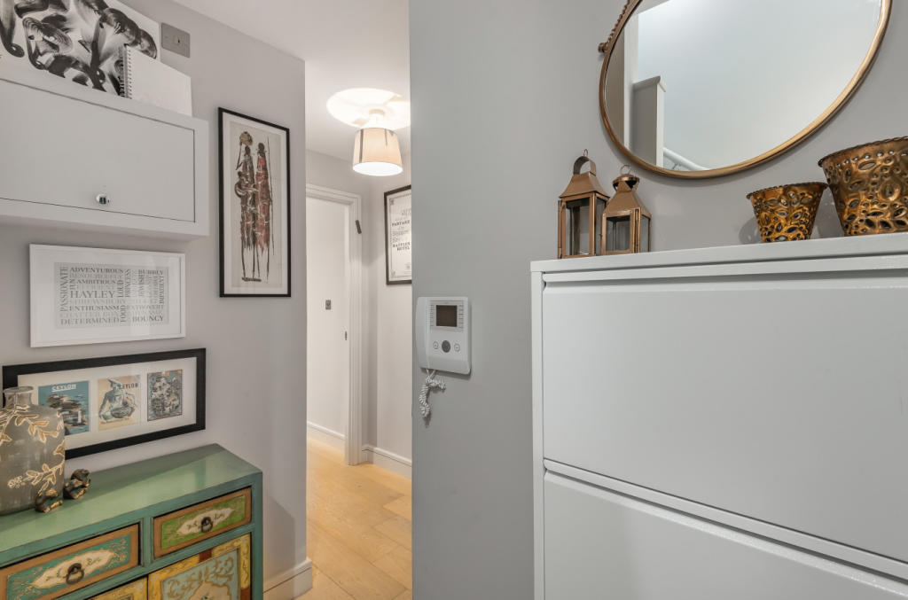 1 bedroom flat for sale in Hutton Grove, London, N12