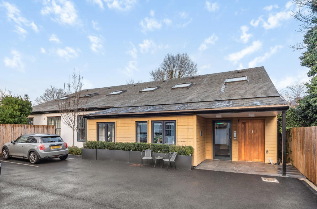 1 bedroom flat for sale in Hutton Grove, London, N12