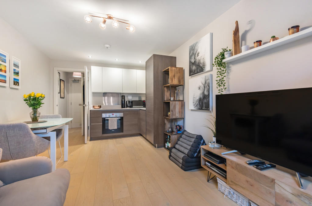 1 bedroom flat for sale in Hutton Grove, London, N12