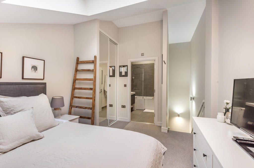 1 bedroom flat for sale in Hutton Grove, London, N12