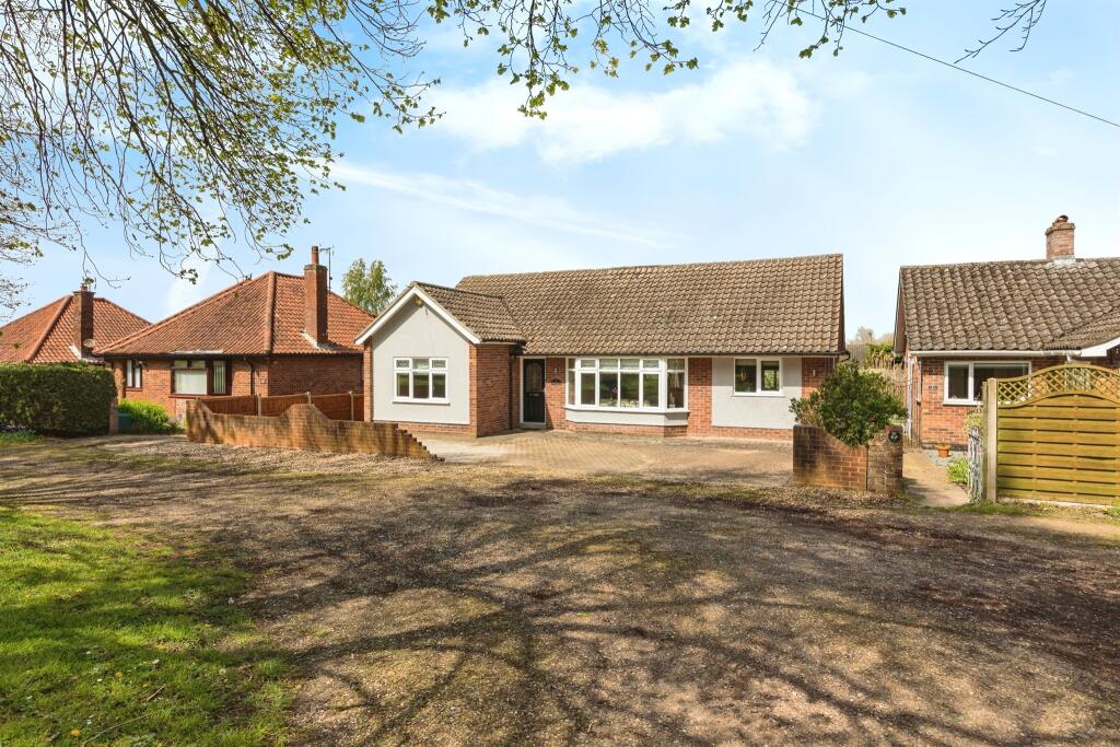 3 bedroom detached bungalow for sale in Lowestoft Road, Worlingham