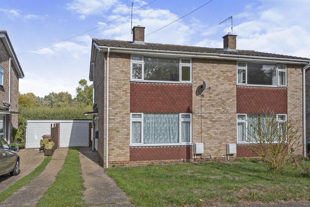 3 bedroom semidetached house for sale in Runnymede Green, Bury St. Edmunds, IP33