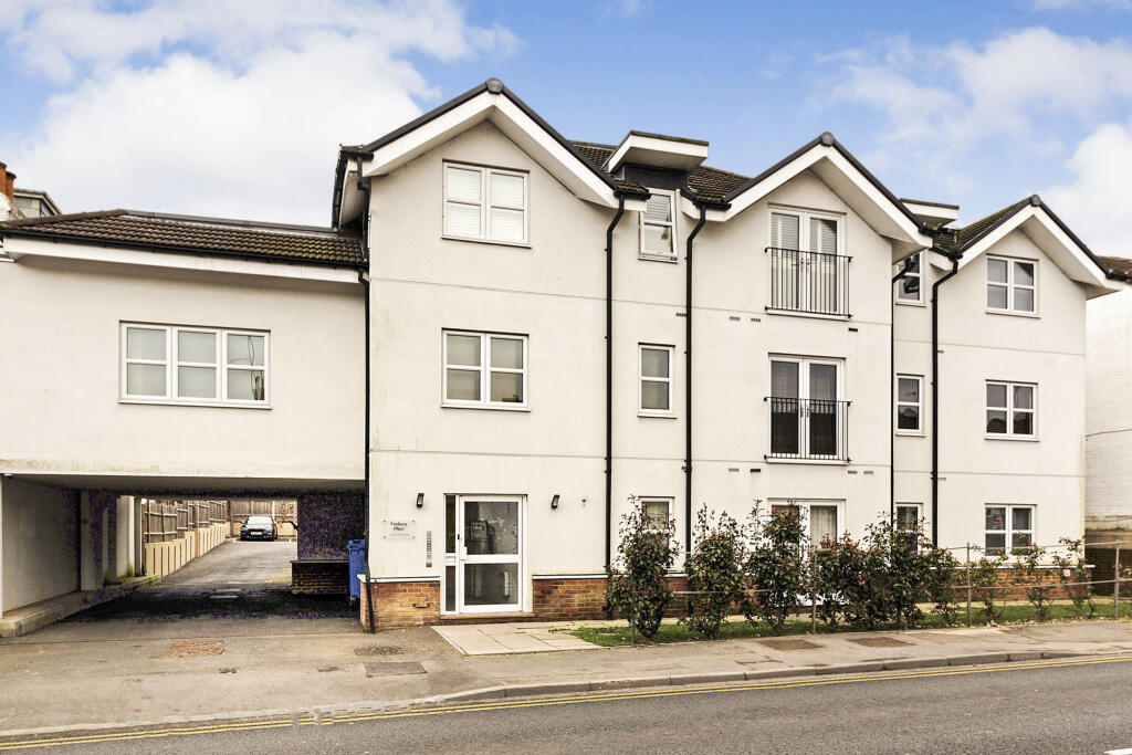 2 bedroom flat for sale in Godstone Road, Whyteleafe, CR3