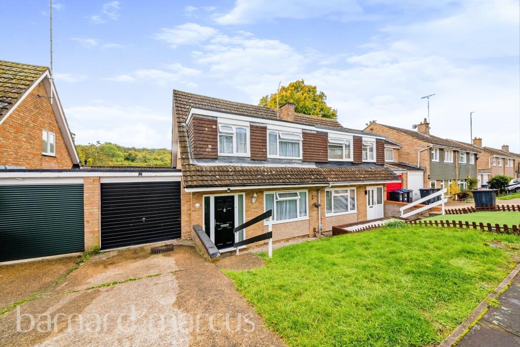 3 bedroom semidetached house for sale in Redwing Close, South Croydon, CR2